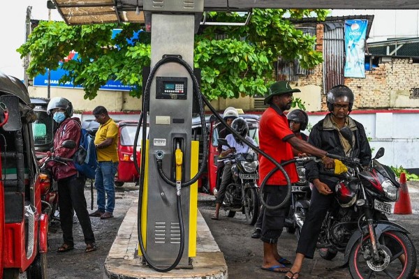 எரிபொருள் தட்டுப்பாட்டால் நீண்ட வரிசையில் மக்கள் - இன்னும் எட்டப்படாத தீர்வு 