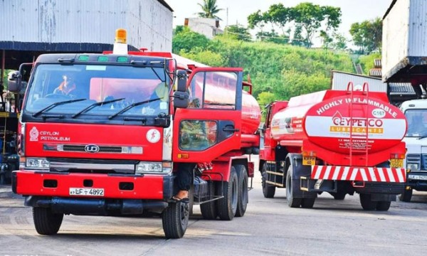 எரிபொருள் நிரப்பு நிலையங்களை வெளிநாட்டு நிறுவனங்களுக்கு மாற்ற அரசு முயற்சி?  எழுந்த சந்தேகம் 