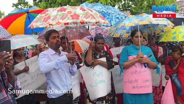 ஆசிரியர் பற்றாக்குறையை நிவர்த்தி செய்யக்கோரி   கொட்டும் மழைக்குள் வீதிக்கு வந்த மூதூர்  மக்கள் 