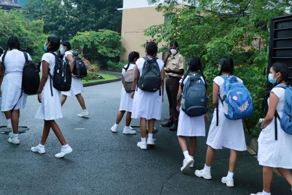 இலவச சீருடைகளை வழங்க சீனா இணக்கம் - பாடசாலை மாணவர்களுக்கு  மகிழ்ச்சி தகவல் 