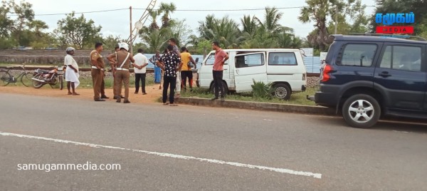 முகமாலையில் இரண்டு மோட்டார் சைக்கிளை மோதித்தள்ளிய கயஸ் வாகனம்..! 