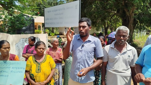 நோயாளர் காவுவண்டிக்கு நிரந்தர சாரதியை  நியமிக்குமாறு கோரி ஐயன்கன்குளம் வைத்தியசாலை முன்  மக்கள் போராட்டம் 