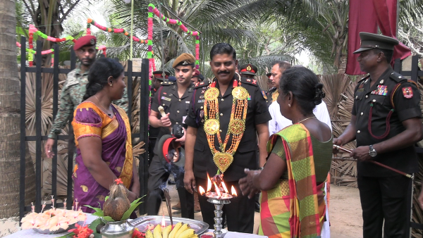 இலங்கை இராணுவ தளபதியால் கொடிகாமத்தில் வீடு கையளிப்பு 