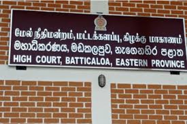 பலத்த பாதுகாப்புடன் நீதிமன்றுக்கு அழைத்துவரப்பட்ட வவுணதீவு பொலிஸார் படுகொலை சந்தேக நபர்கள்..! 