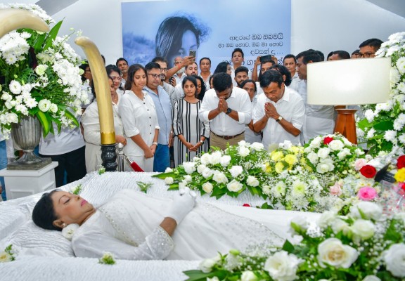 மாலினி பொன்சேகாவின் பூதவுடலுக்கு ஜனாதிபதி அநுர அஞ்சலி...! 