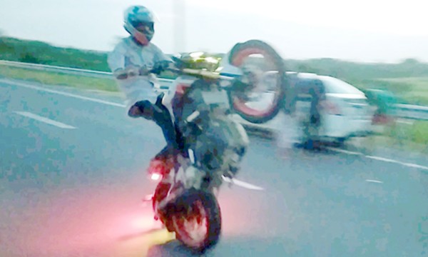 மோட்டார் சைக்கிளில் சாகசம் காட்டிய இளைஞனுக்கு ஏற்பட்ட நிலை..! 
