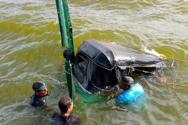 திடீரென வீசிய பலத்த காற்று: வாவிக்குள் பாய்ந்த ஆட்டோ..! 