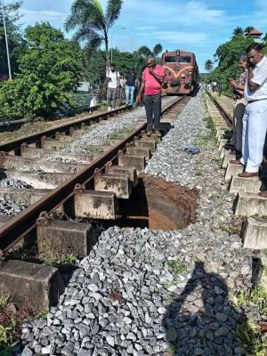 பேராதனை - கண்டி ரயில் பாதையில் திடீரென தோன்றிய பள்ளம் - சேவைகள் நிறுத்தம்..! 