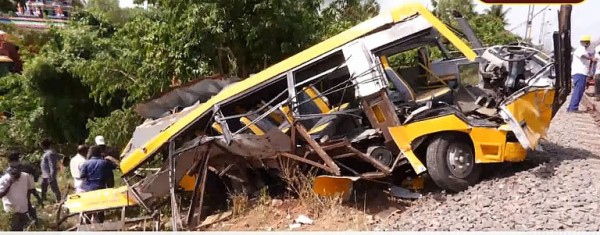 ரயில் மோதி 50 மீற்றருக்கு தூக்கி வீசப்பட்ட பாடசாலை பஸ் - மாணவர்கள் இருவர் உயிரிழப்பு! 