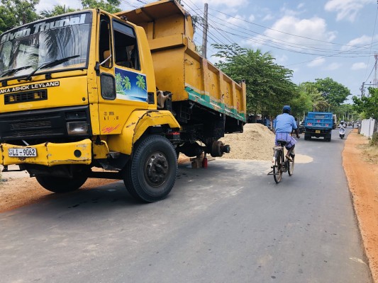 ஆணிப் பலகை வீசி மடக்கிப்பிடிக்கப்பட்ட மணல் டிப்பர்! பருத்தித்துறை பொலிசார் அதிரடி 