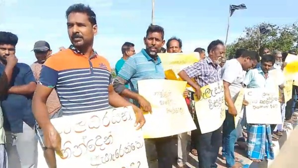 கட்டுவலையில் களவு செய்யாதீர்கள்! எங்கள் வாழ்வாதாரத்தை பறிக்காதீர்கள்! திருமலையில் மீனவர்கள் போராட்டம் 