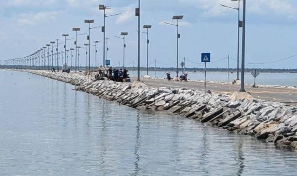 சங்குப்பிட்டியில் சடலமாக மீட்கப்பட்ட பெண்; மருந்தகமொன்றின் உரிமையாளரும் உதவியாளரும் கைது 