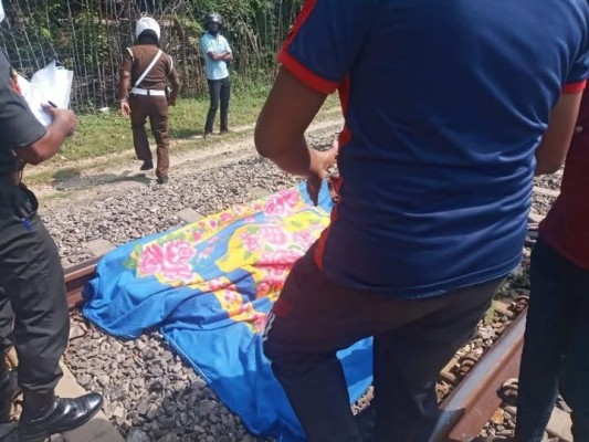 யாழில் ரயிலில் இருந்து கீழே இறங்க முற்பட்ட பெண் பலி 