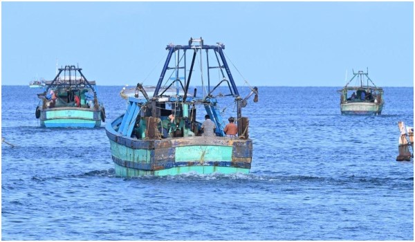 நடுக்கடலில் எரிபொருள் தீர்ந்ததால் நடந்த அவலம்; தமிழக மீனவர்கள் மூவர் இலங்கை கடற்பரப்பில் தஞ்சம் 