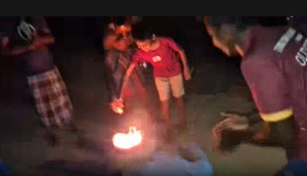 மழை வேண்டி ஒப்பாரி பாடல்கள் பாடி மனித கொடும்பாவி எரிப்பு; திருமலையில் பாரம்பரிய நிகழ்வு 