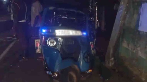 முச்சக்கரவண்டி விபத்தில் படுகாயமடைந்த மூன்று இளைஞர்கள் 