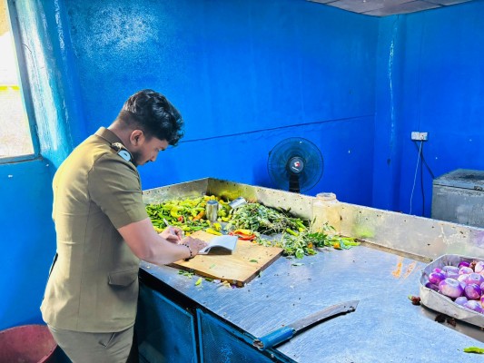 முல்லைத்தீவில் சுகாதார சீர்கேட்டுடன் இயங்கிய உணவகத்திற்கு சீல் : உரிமையாளருக்கு 50,000 ரூபா தண்டம் 