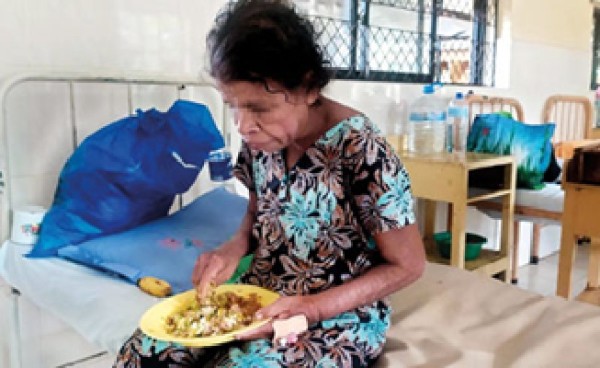 அரச மருத்துவமனையில் பசியால் வாடும் நோயாளிகள் 