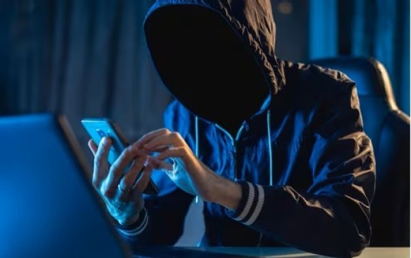 வடக்கு கிழக்கில் இணைய மோசடிகள் தீவிரம்; பொலிஸாரின் எச்சரிக்கை 