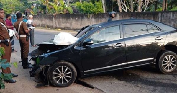 மின்கம்பத்தில் மோதிய கார்; இருவர்  வைத்தியசாலையில் அனுமதி 