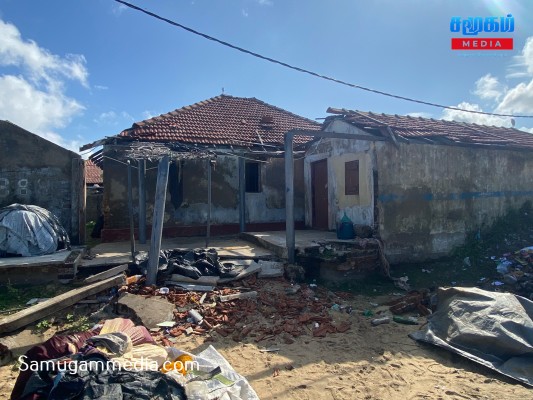 மோசமடையும் கடலரிப்பு;  அழியும் நிலையில் குடியிருப்புக்கள் - கிராமத்தைக் காப்பாற்றுமாறு உடப்பு மக்கள் கோரிக்கை! 