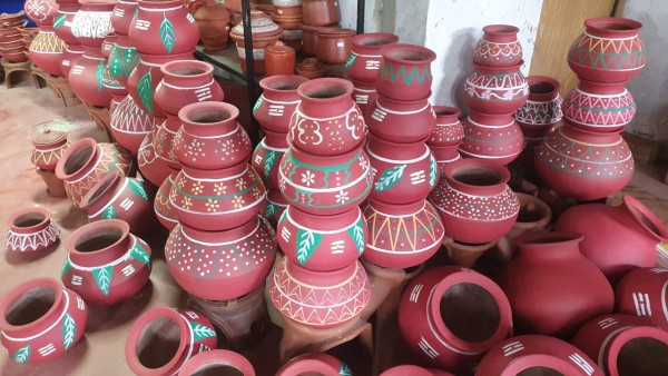 தைப்பொங்கலை முன்னிட்டு சூடுபிடித்த மண்பானை கொள்வனவு 