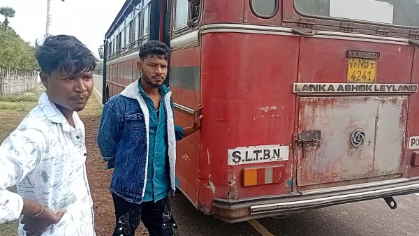 அலைக்கழிக்கும் அரச பேருந்தால் மருதங்கேணியில் குழப்பத்தில் ஈடுபட்ட மக்கள் 