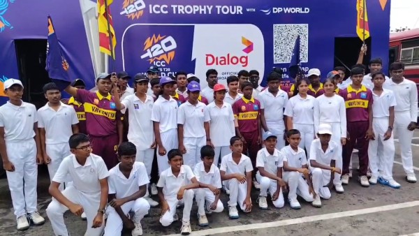 வவுனியாவிற்கு கொண்டுவரப்பட்ட ரி20 உலகக் கிண்ணம்! பலத்த வரவேற்பு 