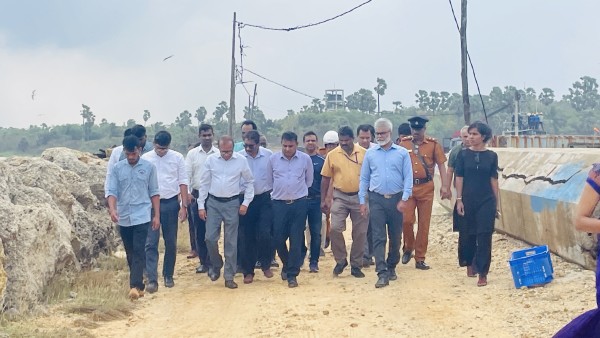 காங்கேசன்துறை துறைமுகத்தினை நேரில் பார்வையிட்ட துறைமுகங்கள் மற்றும் சிவில் விமான போக்குவரத்து அமைச்சர்! 