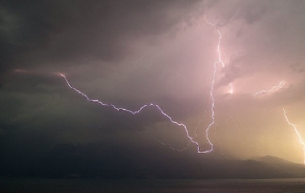 நாட்டின் பல பகுதிகளில் இடியுடன் கூடிய மழை 