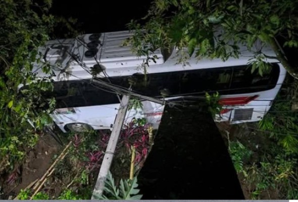 காத்திருந்த பயணிகள் மீது மோதிய பேருந்து.!பலியான தாய் 