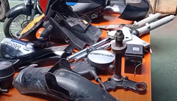 சிறைச்சாலை உத்தியோகத்தரை கத்தியால் வெட்டி கொள்ளை: நால்வர் கைது! 