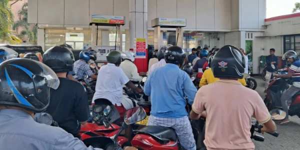 எரிபொருள் நிரப்பு நிலையங்களில் தொடரும் பதற்றம்; யாழில் இன்றும் நீண்ட வரிசையில் மக்கள் 