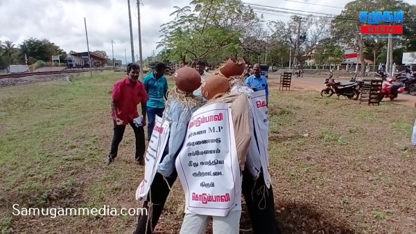 அர்ச்சுனா எம்.பியின்  கொடும்பாவி எரிப்பு; கிளிநொச்சியில்  விவசாயிகள் கவனயீர்ப்பு! 