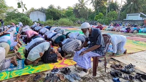 வவுனியாவில் நோன்பு பெருநாள்  தொழுகை ! 