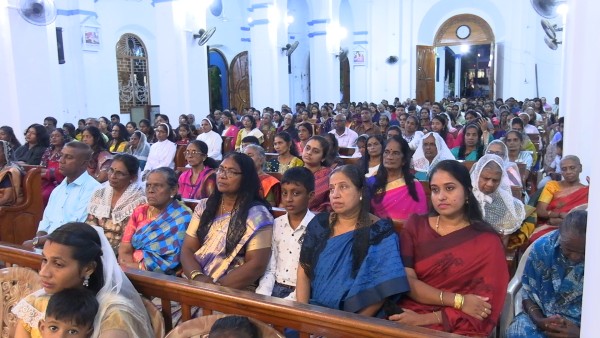 பலத்த பாதுகாப்புடன் பக்திபூர்வமாக இடம்பெற்ற ஈஸ்டர் நள்ளிரவு ஆராதனைகள் 