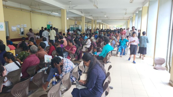 கிளிநொச்சி மாவட்ட பொது வைத்தியசாலையில் மருந்தாளர் பற்றாக்குறை - தீர்வு காண  மக்கள் கோரிக்கை! 