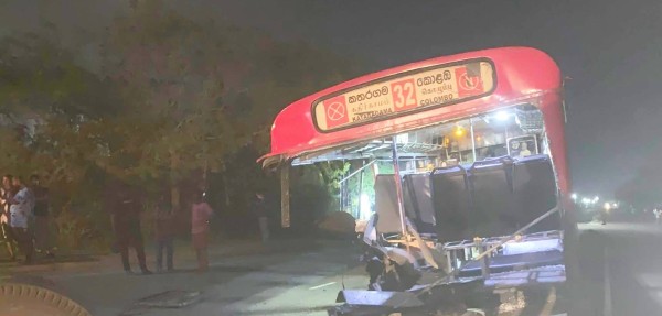 பெக்கோ இயந்திரம் மோதியதில் நொறுங்கிய அரச பேருந்து - 10 பேர் வைத்தியசாலையில்! 