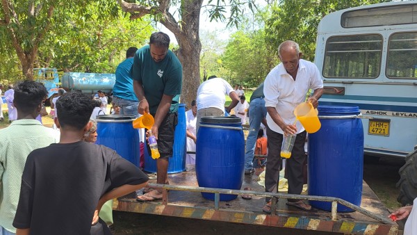 சேருவில ரஜ மஹா விகாரையில் குளிர்பான தன்சல் - குவிந்த பௌத்த மக்கள் 