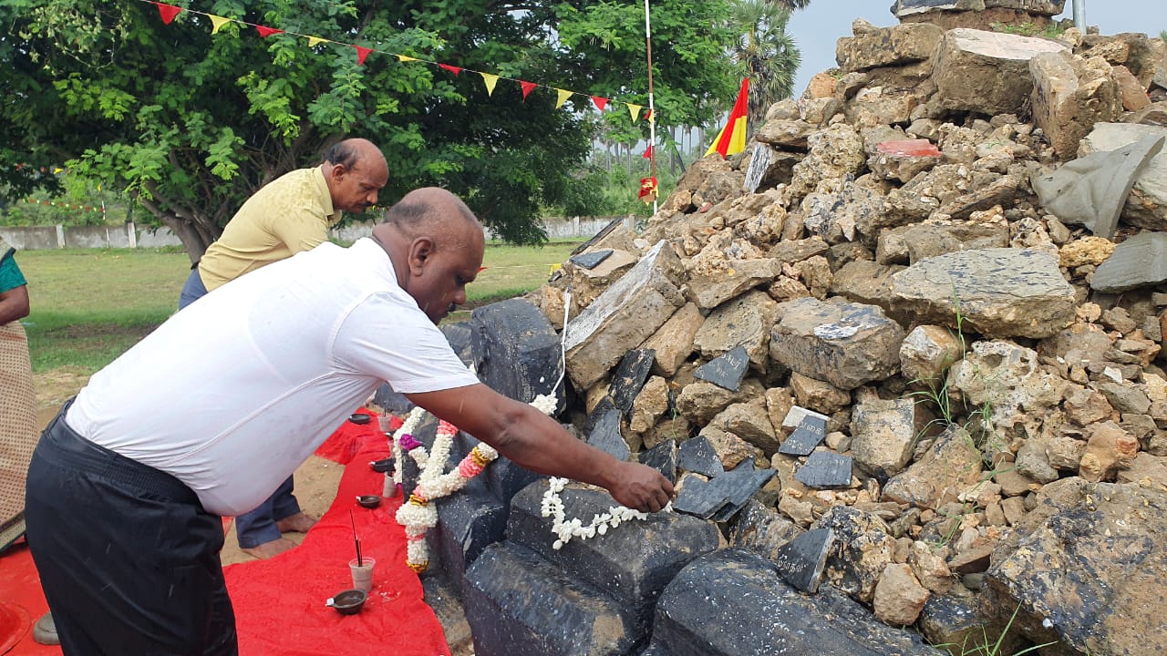 ஆரம்பமானது மாவீரர் வாரம் - கொட்டும் மழைக்குள்ளும் துயிலுமில்லங்களில் நினைவேந்தல் நிகழ்வுகள்!! 4