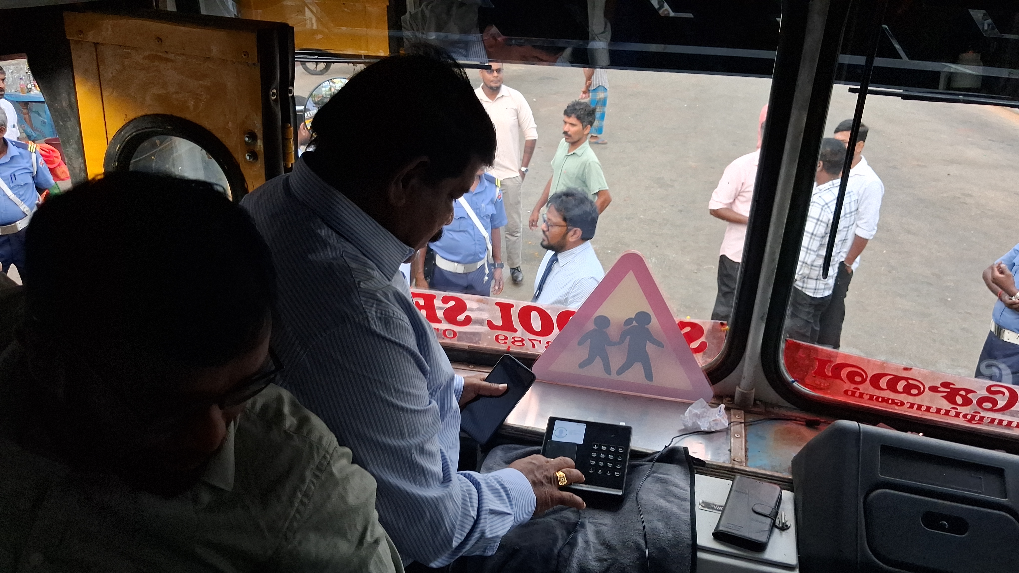 மாணவர் ஏறும், இறங்கும் நேரம் உடனுக்குடன் பெற்றோருக்கு SMS! யாழில் டிஜிட்டல் 'சிசு செரிய' சேவை 1