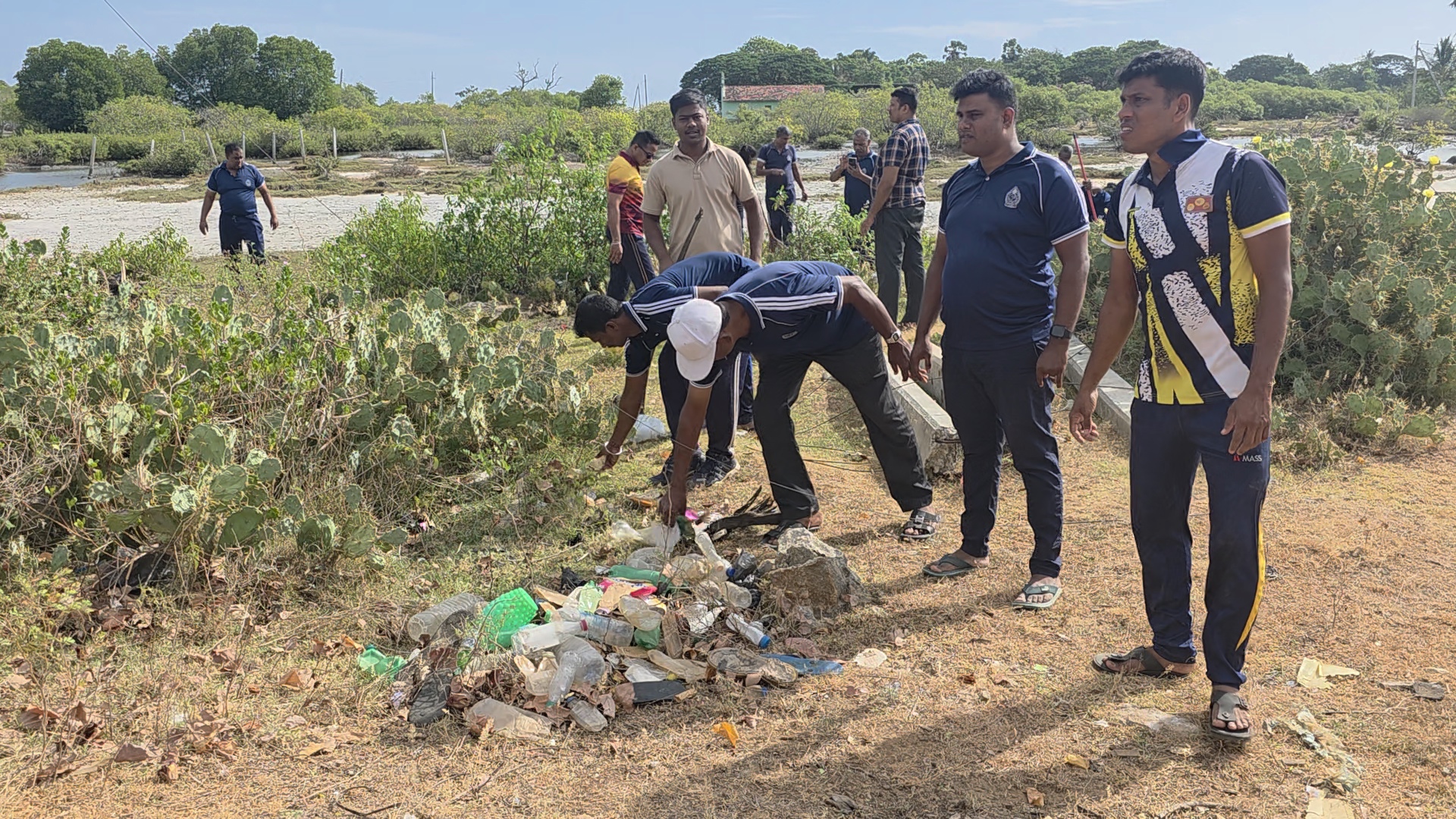 மூதூரில் டெங்குவுக்கு எதிராக களமிறங்கிய பொலிஸார்! சிரமதானப் பணியில் சிவில் பாதுகாப்புப் படையும் இணைவு 1