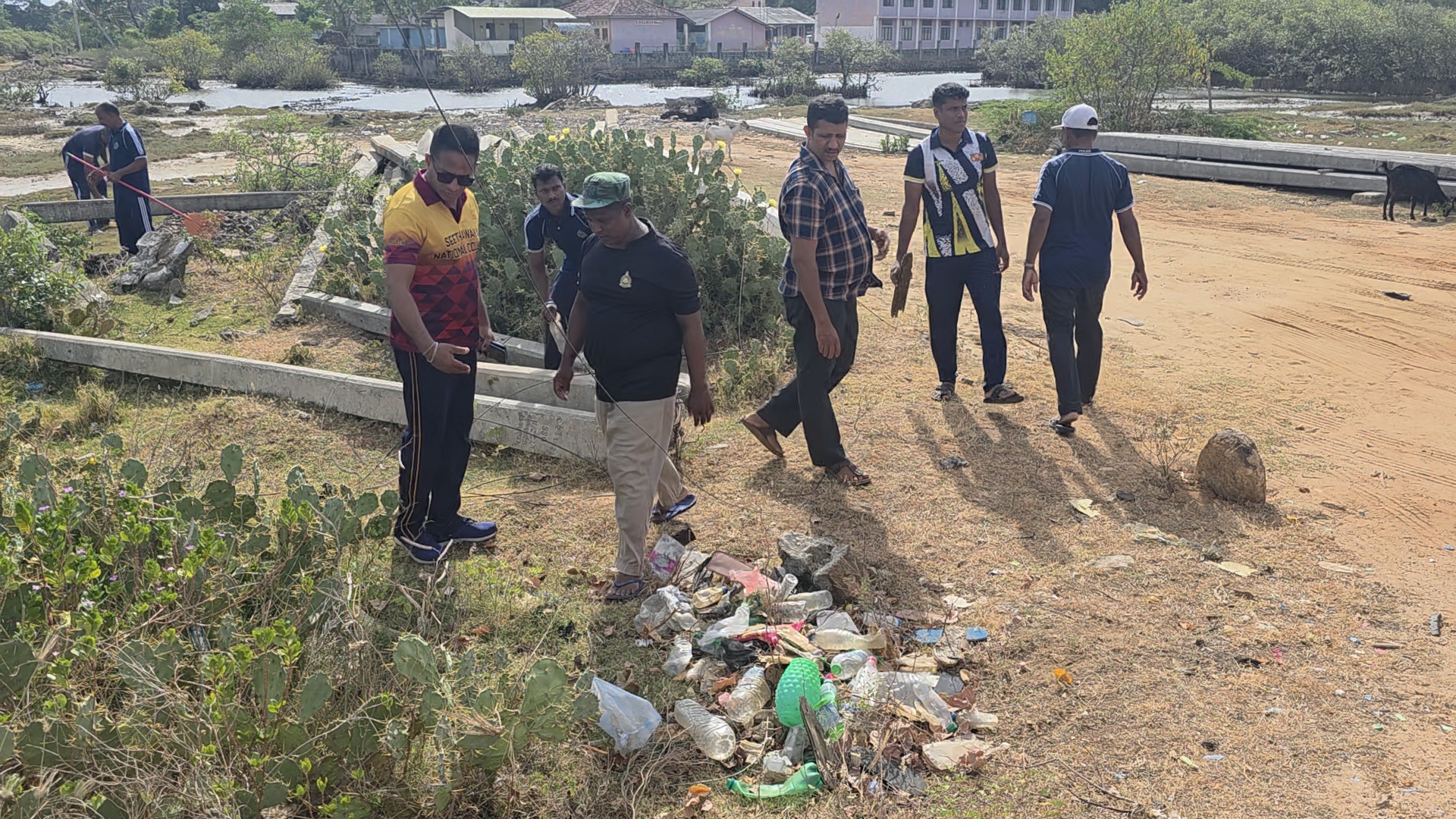 மூதூரில் டெங்குவுக்கு எதிராக களமிறங்கிய பொலிஸார்! சிரமதானப் பணியில் சிவில் பாதுகாப்புப் படையும் இணைவு 4