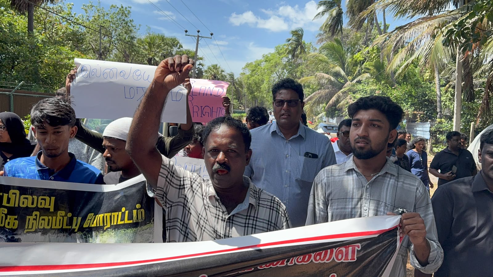 இராணுவ முகாமுக்கு முன் கேப்பாபுலவு மக்கள் போராட்டம் 2
