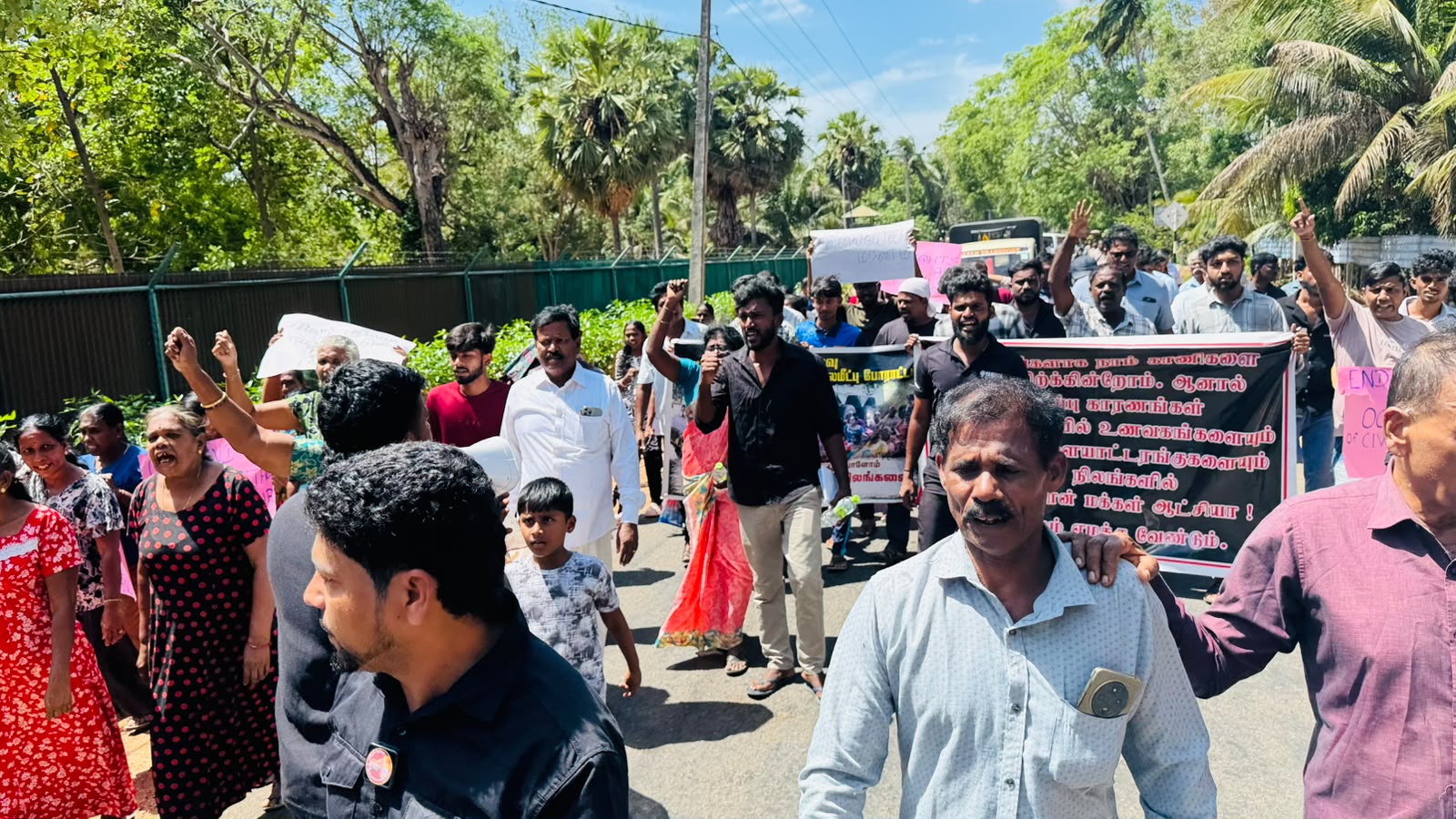 இராணுவ முகாமுக்கு முன் கேப்பாபுலவு மக்கள் போராட்டம் 3