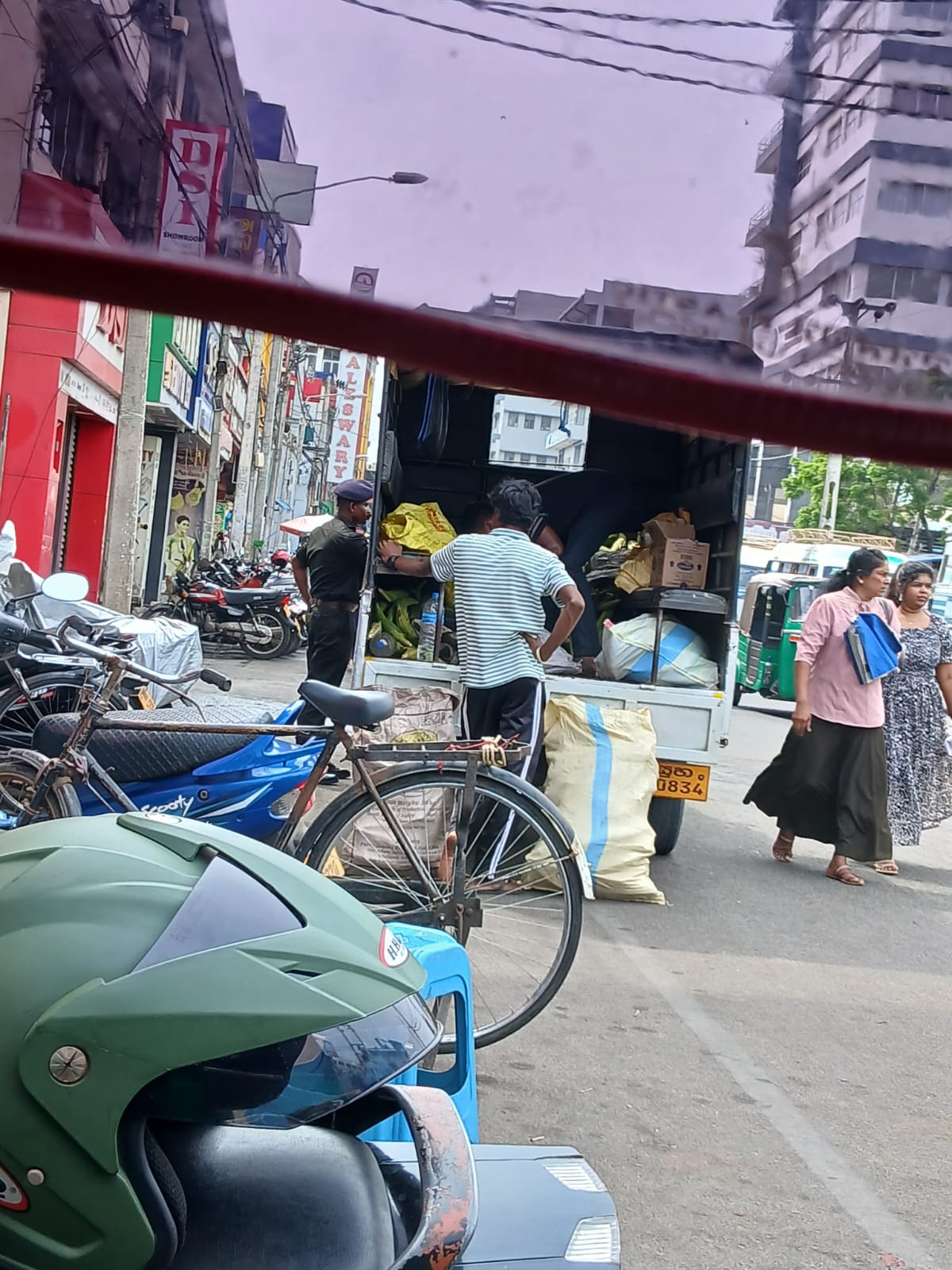 நிலங்களை மீள ஒப்படைக்கக் கோரிக்கை: படையினரின் சோள விற்பனையால் எழுந்த புதிய சர்ச்சை! 1