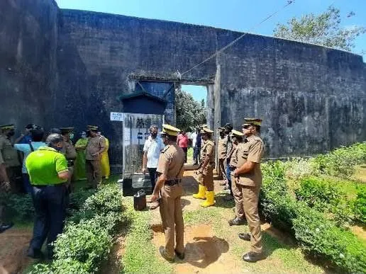 இரத்தக்களரியான இலங்கை சிறைகள்; பலி எண்ணிக்கை உயர்வு! கூரை மீது ஏறி போராட்டம் 1