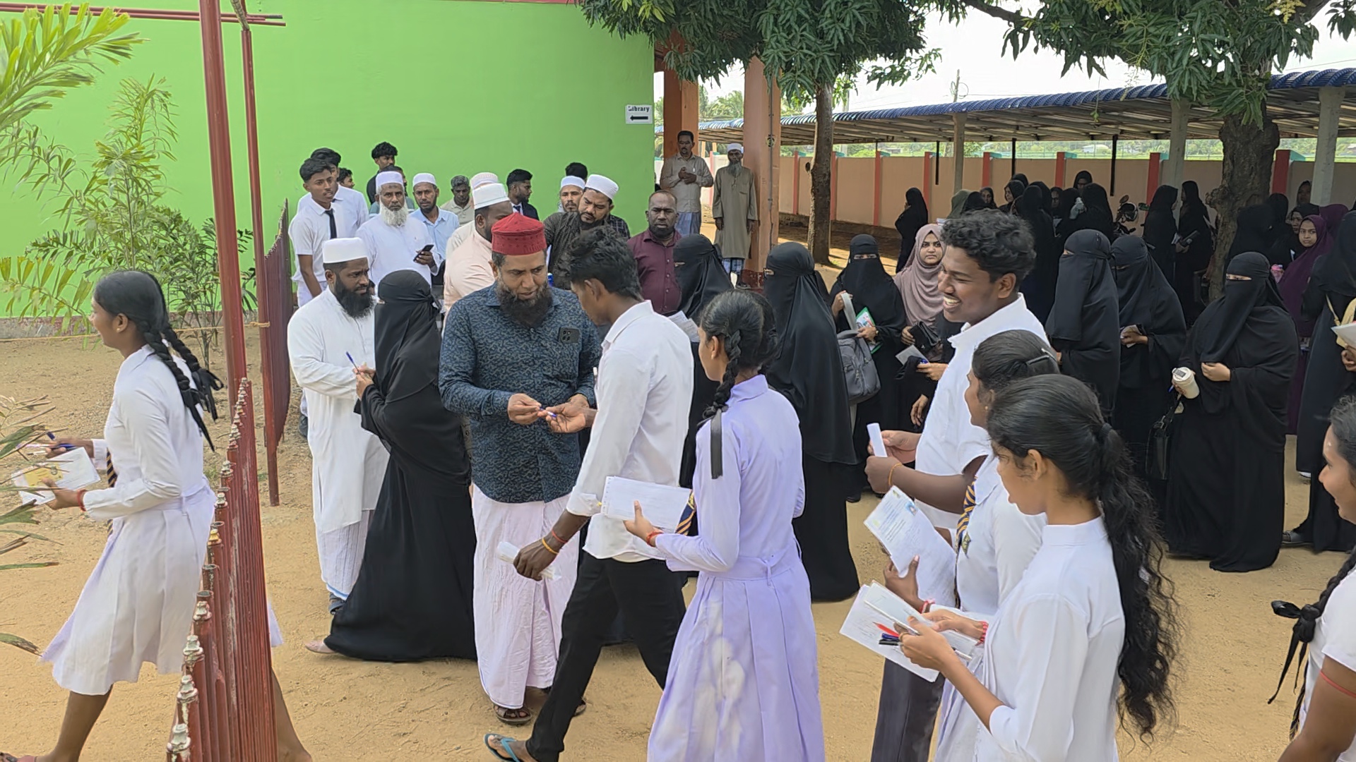 நாடு முழுவதும் இன்று ஆரம்பமான உயர்தரப் பரீட்சை - பேருந்துகள் இன்றி தவித்த மாணவர்கள் 2