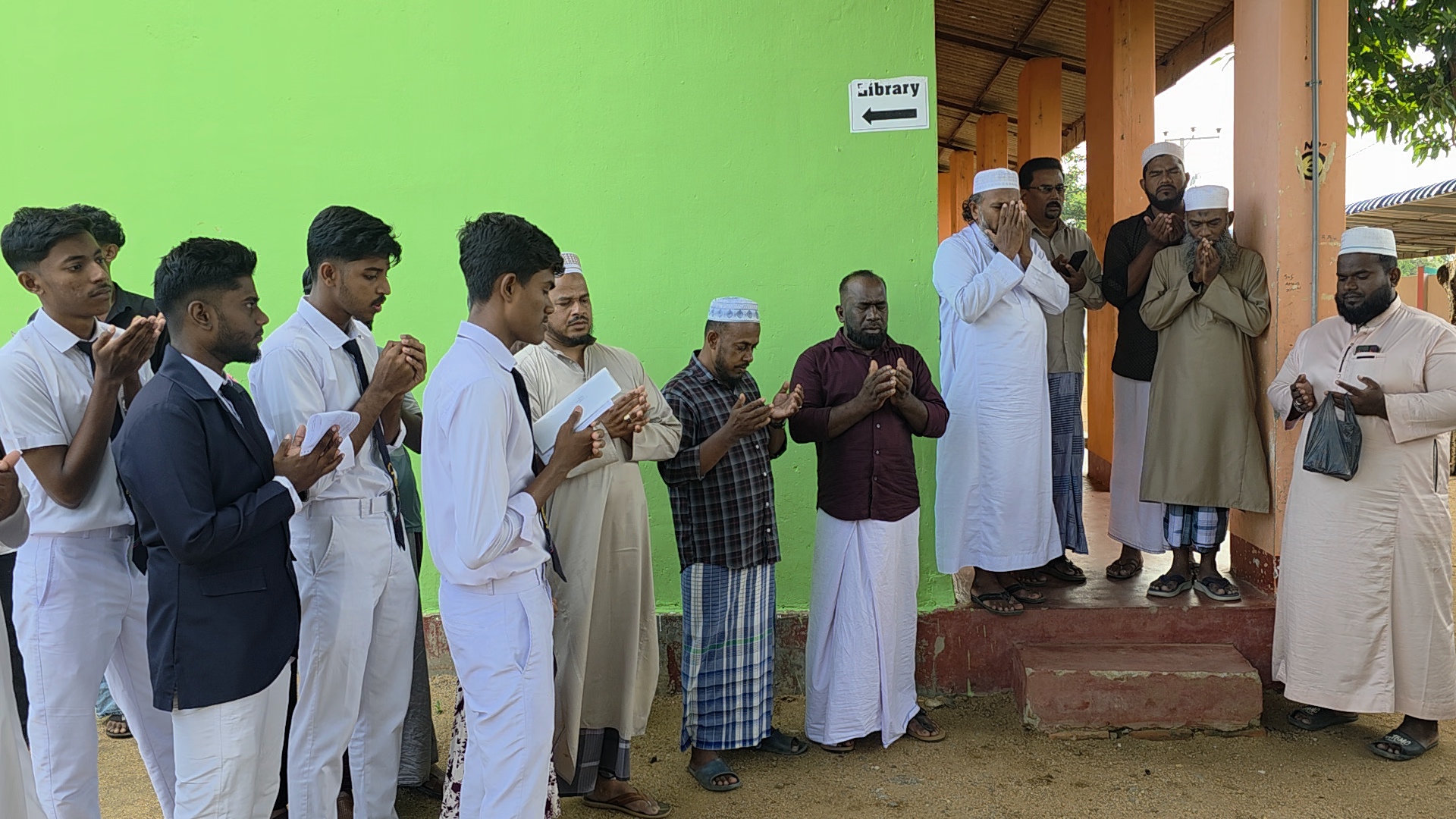 நாடு முழுவதும் இன்று ஆரம்பமான உயர்தரப் பரீட்சை - பேருந்துகள் இன்றி தவித்த மாணவர்கள் 3