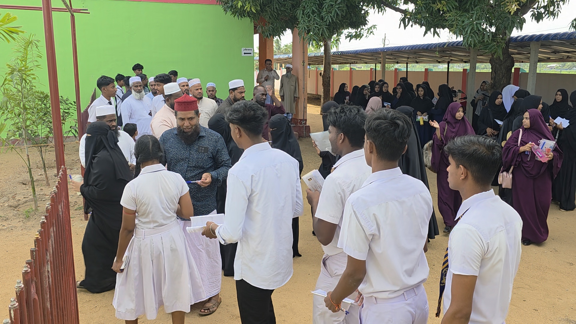 நாடு முழுவதும் இன்று ஆரம்பமான உயர்தரப் பரீட்சை - பேருந்துகள் இன்றி தவித்த மாணவர்கள் 4